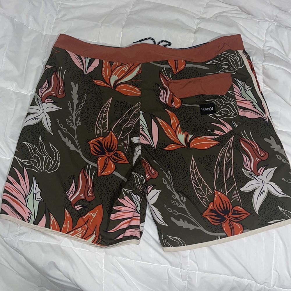 Shorts - Picture 2 of 4